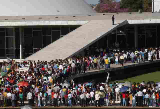 EVANGÉLICOS INVADEM CONGRESSO EM PROTESTO CONTRA PROJETO RELATADO POR FÁTIMA; SENADORA ATACA RELIGIOSOS