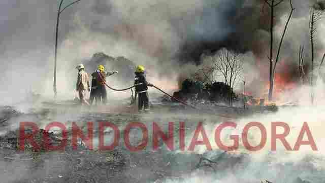 CONFIRA IMAGENS: INCÊNDIO EM EMPRESA DE RECICLAGEM DE PLÁSTICO