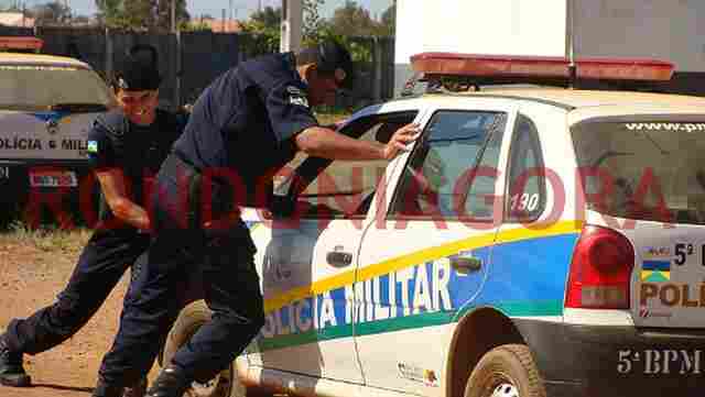 CONFIRA IMAGENS: HORA DE EMPURRAR CARROS E TROCAR PNEUS