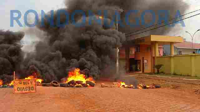 POPULAÇÃO NÃO ESPERA FIM DAS OBRAS E PROTESTA FECHANDO VIA NA CAPITAL