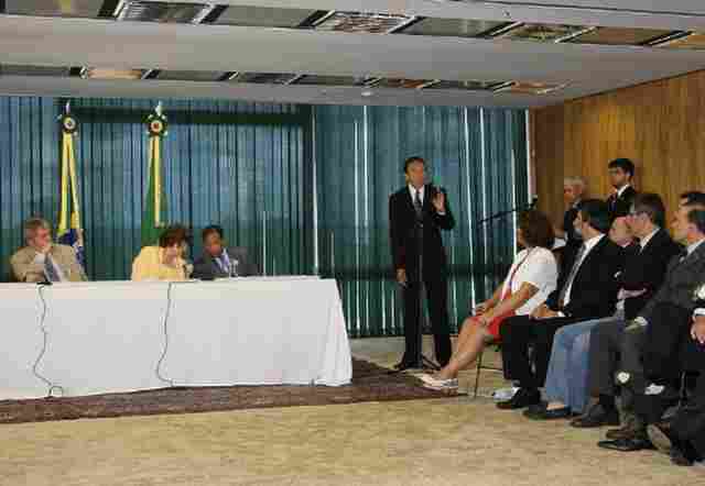 Raupp participa de solenidade de assinatura de contratos para construção das Usinas do Madeira