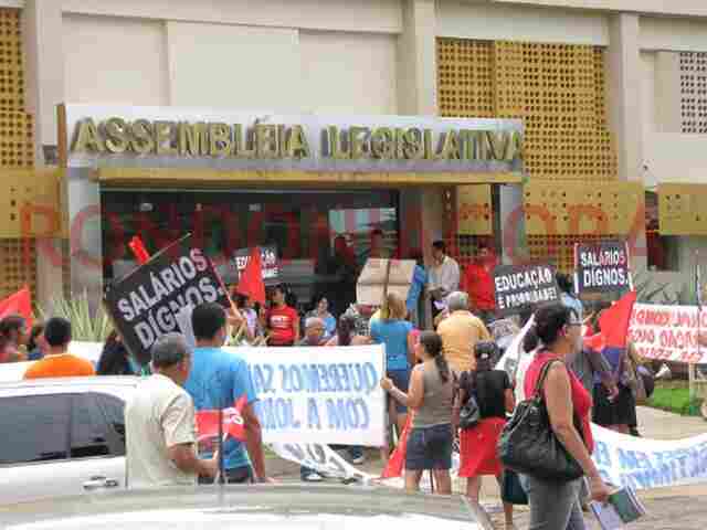 TRABALHADORES DA EDUCAÇÃO PROTESTAM CONTRA GOVERNO E ASSEMBLÉIA