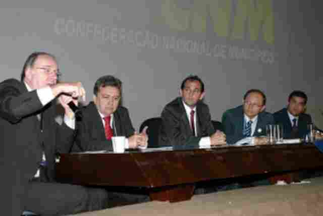Queda no FPM pode significar falência de municípios, diz AROM