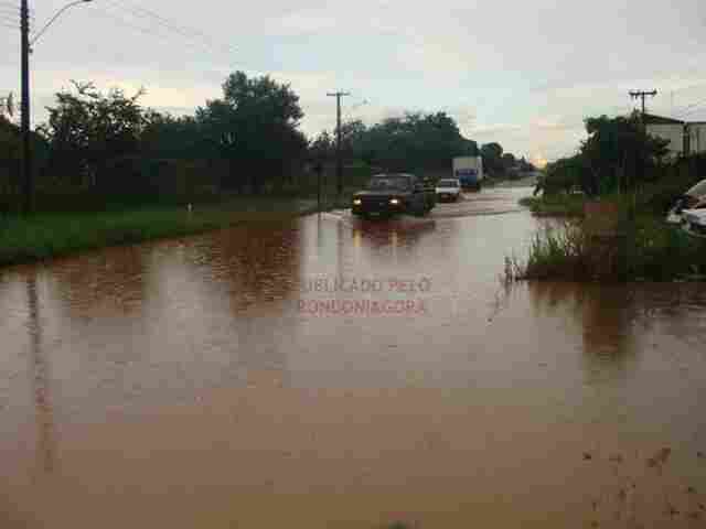 Coleção de placas: "lagoa" causa danos a 13 veículos na Capital