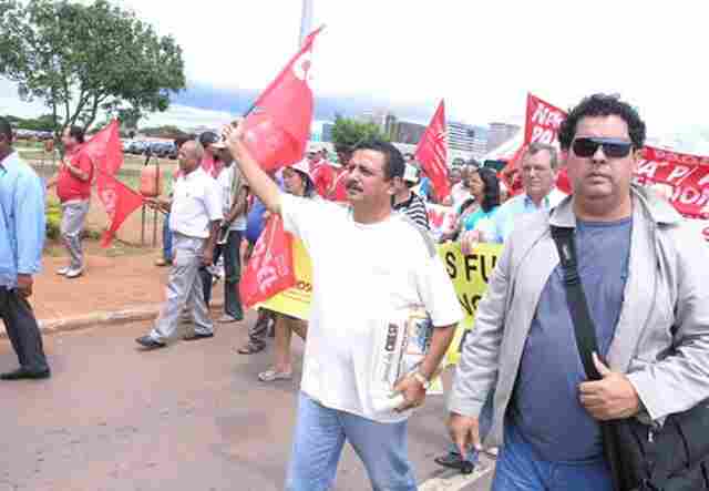 Em Brasília, dirigentes do Sindsef participam de manifesto pela paridade entre ativos e aposentados