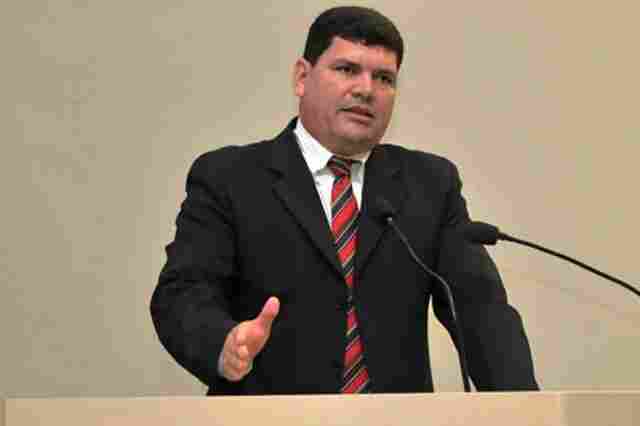 Deputados homenageam secretário porque houve "poucas fugas"