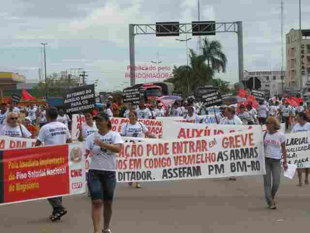 Educação e esposas de militares protestam e cobram reajuste salarial