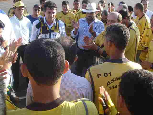 Expedito Junior recebido com festa por mototaxistas em Cacoal