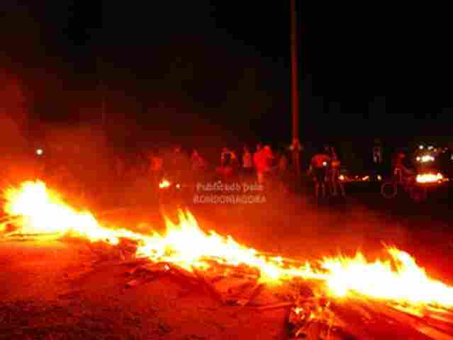 Moradores protestam contra despejo fechando via de acesso a faculdades em Porto Velho