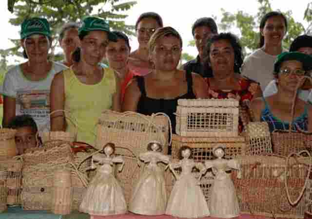 Palha de milho vira fonte de renda para artesãs de São Felipe do Oeste