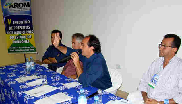 Segundo dia do  encontro de prefeitos tem palestras sobre projetos e ações da AROM