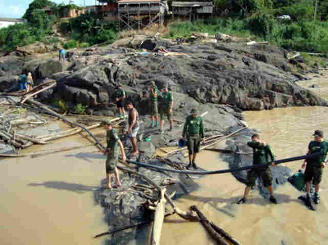 Policiais Ambientais salvam peixes na cachoeira de Teotônio
