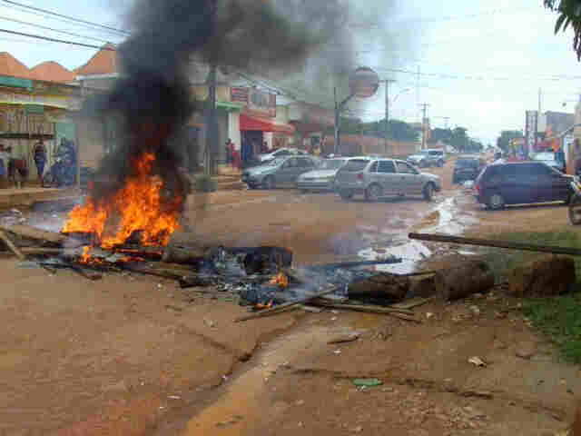 Abandono de bairro faz com que moradores protestem na Zona Norte de Porto Velho