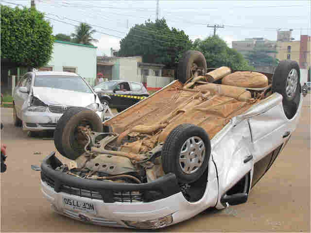 Carro capota após colisão com outro veículo em cruzamento pouco movimentado