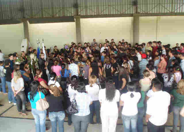 Centenas de pessoas no velório das jovens acadêmicas