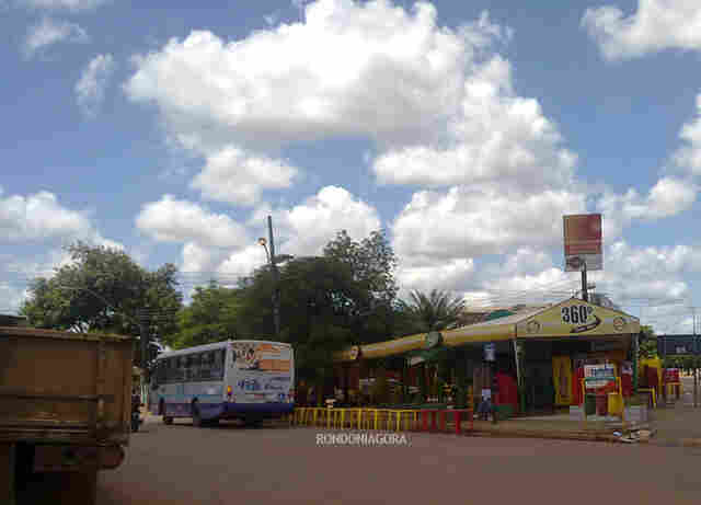 Bar em disputa por espaço público toma conta também de rua em Porto Velho
