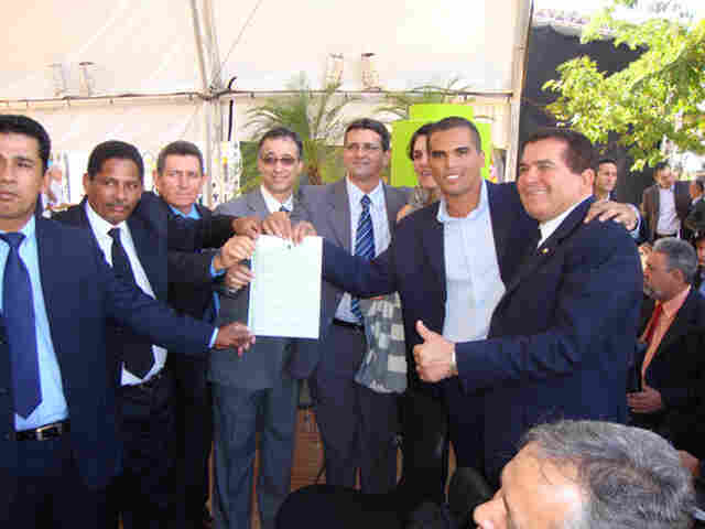 Amorim, ministro e prefeitos comemoram no MDA regularização fundiária de municípios