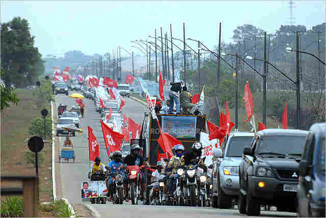 PT mostra força em carreata gigantesca pela Capital