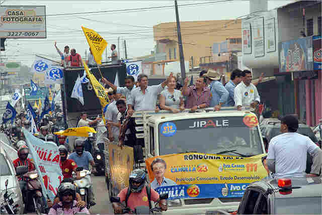 Cassol e Cahulla encerram campanha arrastando centenas de veículos em carreata na capital
