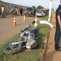 Casal briga em bar, quebra carro, foge e sofre grave acidente na Capital; mulher morre ao bater em poste
