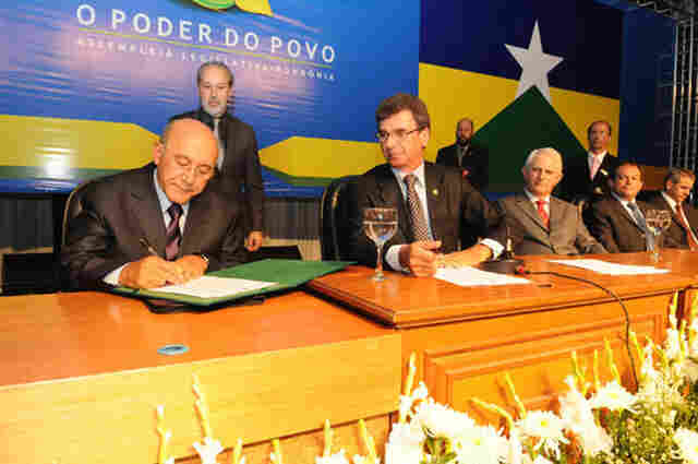 Assembléia Legislativa empossa Confúcio Moura como governador