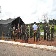 GRUPO DE 50 HOMENS MANTÉM LOCAL DE ACIDENTE E RECOLHEM DESTROÇOS DE AVIÃO MILITAR QUE CAIU EM PORTO VELHO; veja vídeo