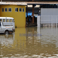 NÍVEL DO MADEIRA SOBE MAIS QUE O ESPERADO E RIO JÁ ALAGA SHOPPING POPULAR
