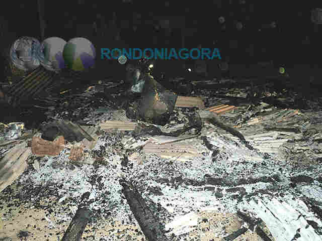 TRÊS SÃO MORTOS E TÊM OS CORPOS QUEIMADOS EM CASA; PRINCIPAL SUSPEITO ESTÁ PRESO  imagens podem chocar