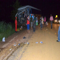 ÔNIBUS DA EUCATUR COLIDE COM CAMINHÃO E MATA MOTORISTA; Fotos
