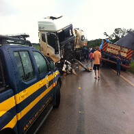 Carretas colidem e interrompem trânsito na BR 364; Fotos