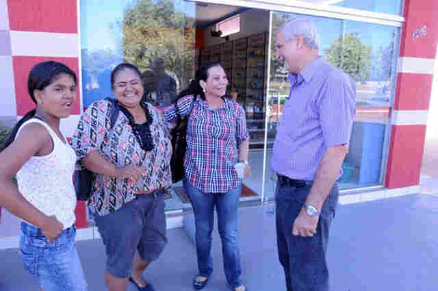 Follador coloca bloco na rua e visita comércio em Ariquemes