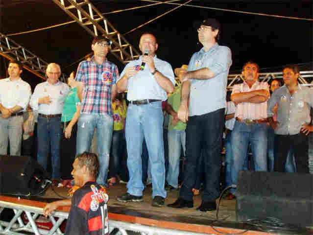 Deputado Jaques participa do último comício de Alex Testoni; evento reuniu milhares de pessoas