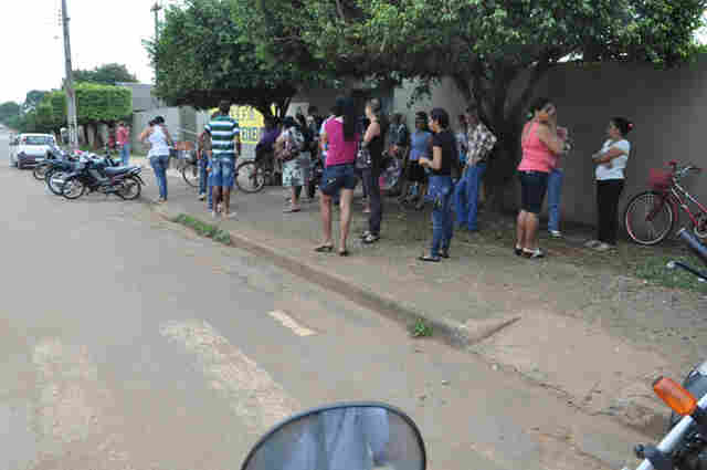 Limpeza de ruas e filas bem cedo em Ariquemes