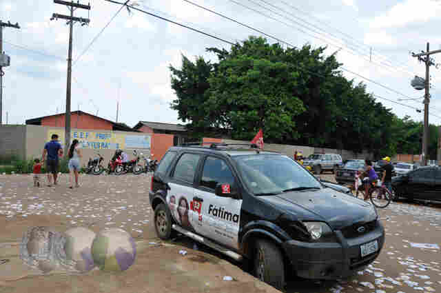 VEÍCULOS PLOTADOS NÃO TEM PROBLEMAS EM CIRCULAR EM LOCAIS DE VOTAÇÃO; FOTOS