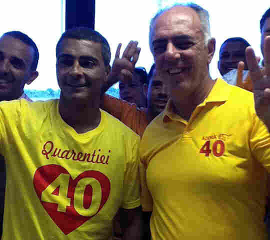 Romário chega a Porto Velho, veste a camisa do 40 e participa de carreata