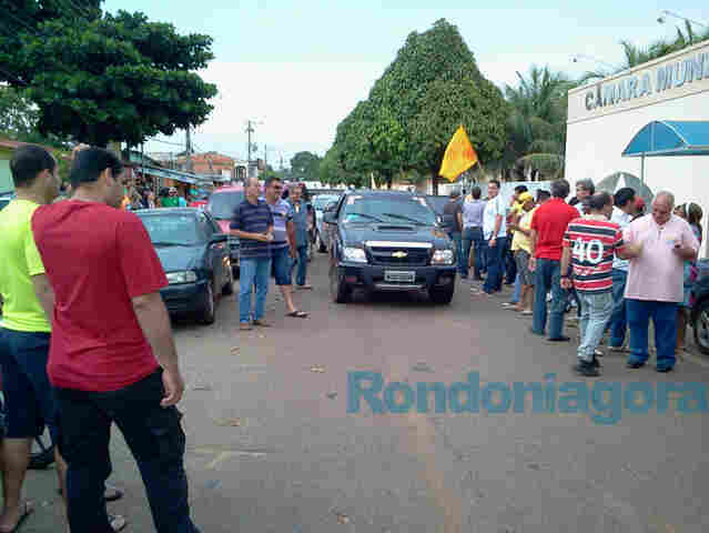 POPULARES LOTAM SEDE DO PSB NA CAPITAL PARA FESTA DA VITÓRIA; FOTO
