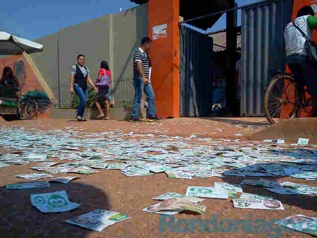Lixo eleitoral em vários pontos da cidade