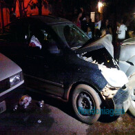 Jovem sai em alta velocidade e causa acidente com viatura da PM