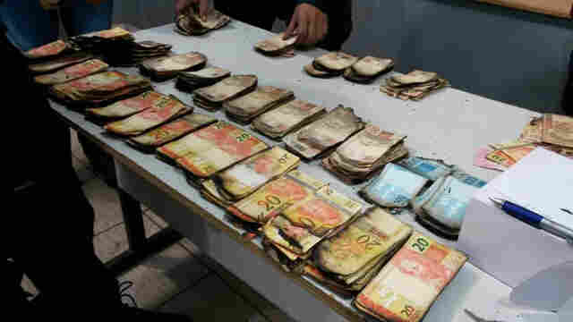Homem é preso com R$ 78 mil em notas queimadas