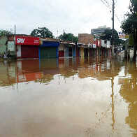 Enchente expulsa comerciantes no centro da Capital