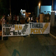 Moradores do Bairro Triângulo, em Porto Velho, realizam protesto e pedem ajuda contra enchente