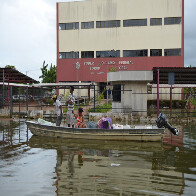 ÁGUAS DO MADEIRA ISOLAM REGIÃO CENTRAL E CHEGAM TAMBÉM NA FARQUHAR; Vídeo e fotos