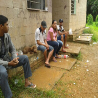 SEM ABRIGO PUBLICO, FAMÍLIAS DESALOJADAS POR CHEIA INVADEM CONDOMÍNIO DA PREFEITURA