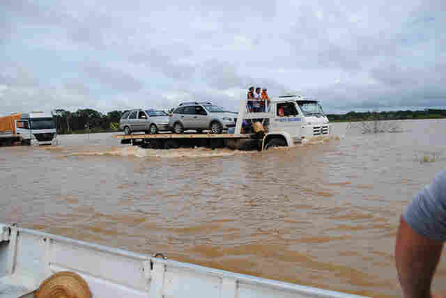 Rio atinge 80 cm e PRF vai fechar BR-364 novamente