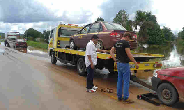 Apesar de inundado, trecho alagado da BR-364 em Jacy Paraná tem tráfego intenso