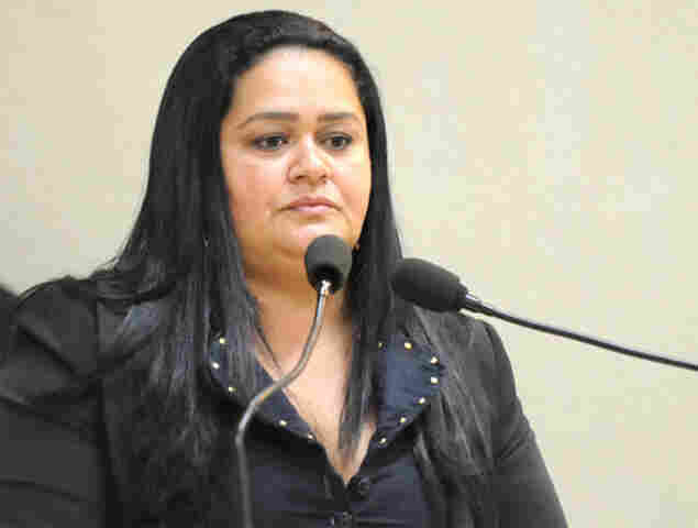 ACUSADA DE NEGOCIAR O MANDATO, ANA DA 8 É AFASTADA DA ASSEMBLEIA POR SEIS MESES