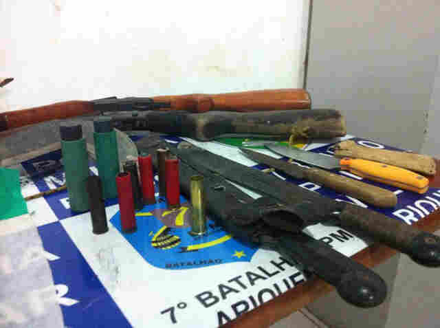 PM prende 12 sem terra e apreende duas armas de fogo
