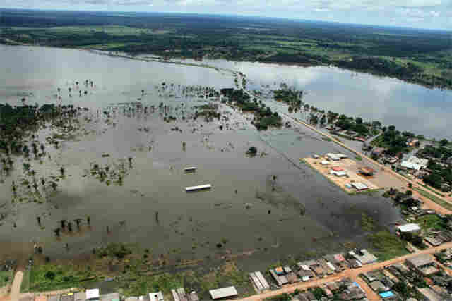 Lâmina de água ameaça tráfego na BR 364