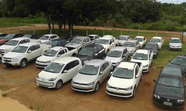 Transportadora armazena 270 carros novos que seriam entregues no Acre