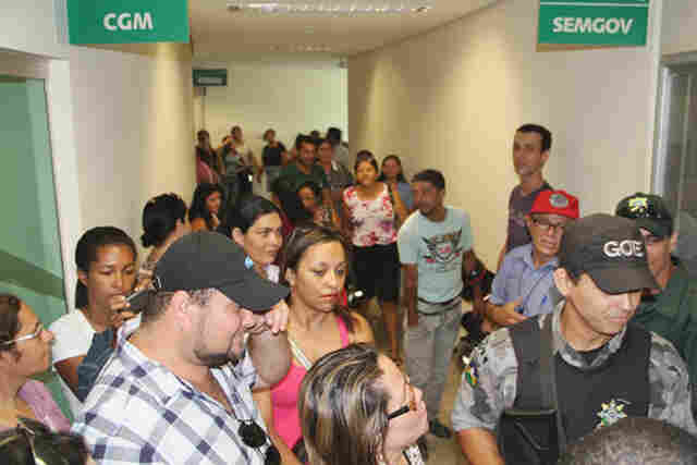 PREFEITO PAGA MENOS DE R$ 20 A PROFESSORES E CHAMA GOE PARA CONTER PROTESTOS